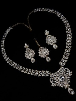 Stonestudded Jewelry Set